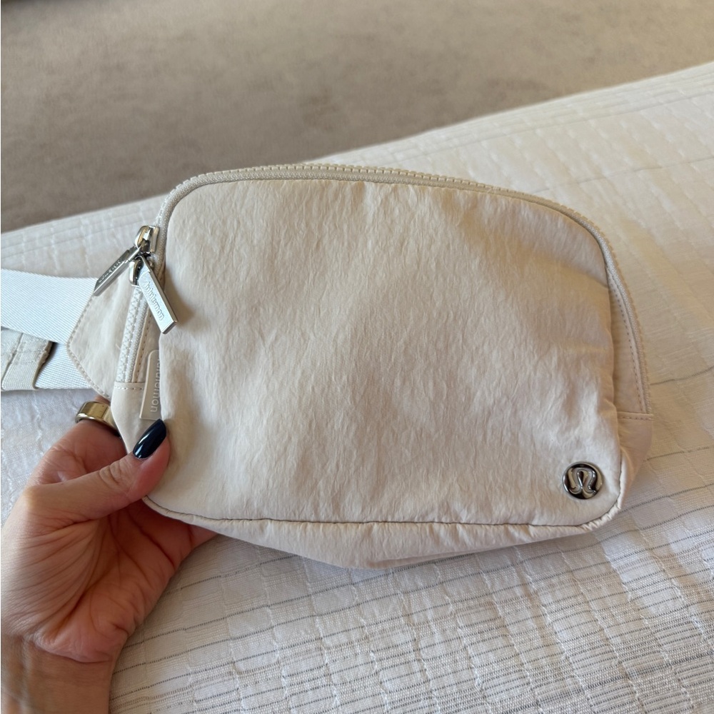 Lululemon Cream 2L Belt Bag